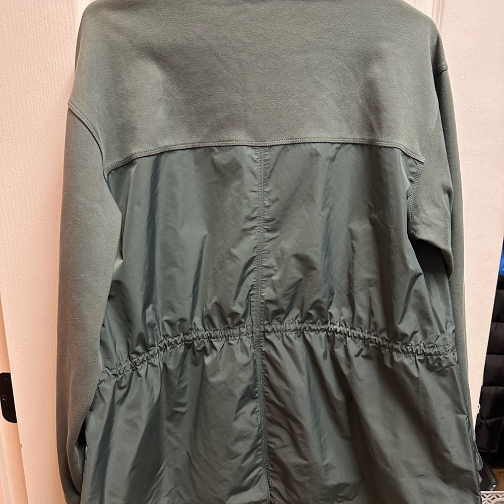 Athleta women's Green Sweatshirt size L/ NWOT B129 - Picture 4 of 5